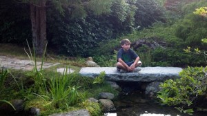 Hayden Kelly, 10 ans, pratiquant la méditation.