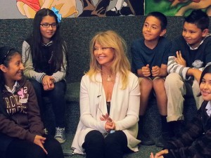 Goldie Hawn, entourée d'enfants lors d'une rencontre MindUp