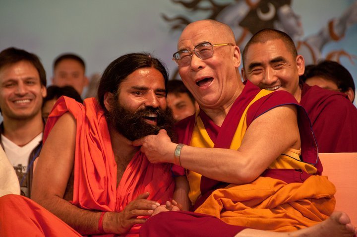 Le Dalaï-Lama est célèbre pour ses éclats de rire. ici à Haridwar (en Inde lors de la Kumbh Mela) avec un sage indien. David Ducoin (c)