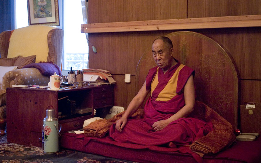 Le Dalai-lama en méditation dans sa maison au Dharamsala (Inde)