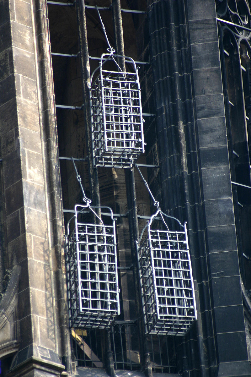 Les trois cages, encore aujourd’hui accrochées au clocher de l’église St. Lambert