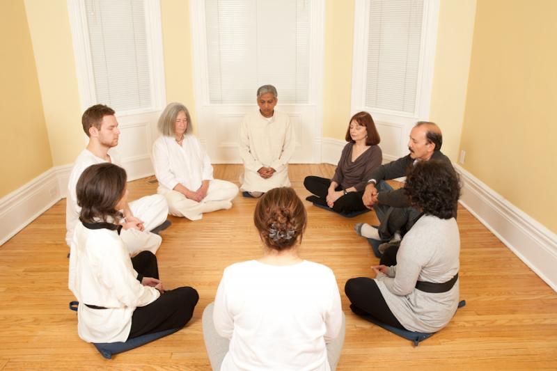  Méditer en groupe offre de nombreux avantages, mais pour beaucoup, c’est une direction qu’ils ne sont pas encore prêts ou désireux de suivre. (photo du Toronto Body Mind)